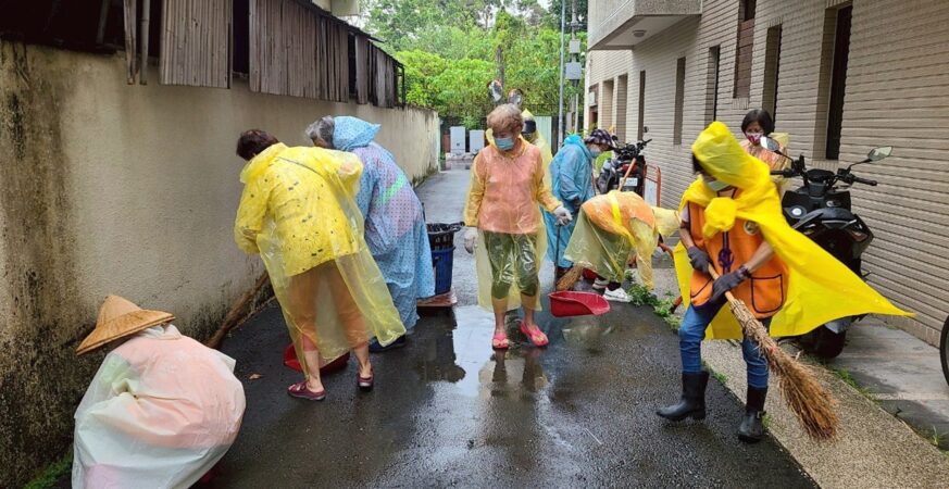 風雨無阻　嘉市育英里志工齊心清街護環境