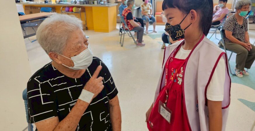 小小志工走進失智據點　用陪伴點亮長者笑容