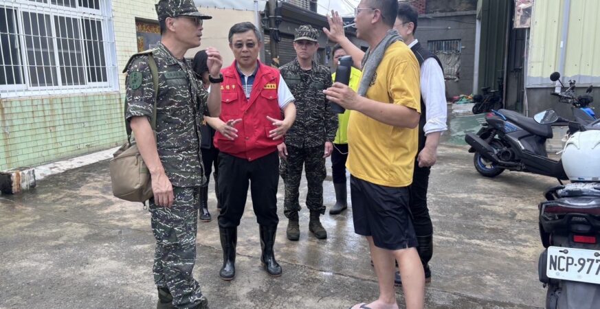 昨旗津污水爆管致住戶淹水　高市府與國軍協力　今出動百人協助住戶復原家園