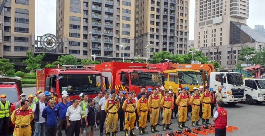 展現南部縣市互助精神　高市府2梯次 98人及各式機具　支援嘉義縣、市救災