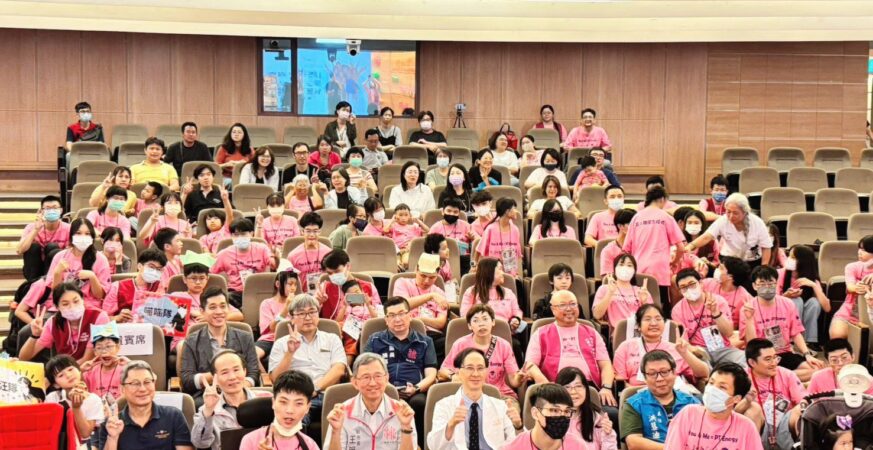嘻皮天使親子成長營桃園長庚熱鬧登場    王明鉅、劉仲成與小朋友同樂