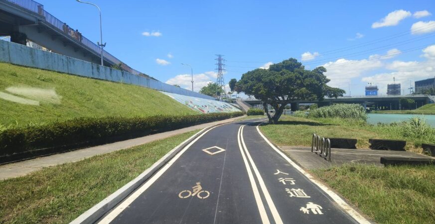 賞夕陽追風都愜意　雙溪河濱左岸自行車道升級　騎行更舒適