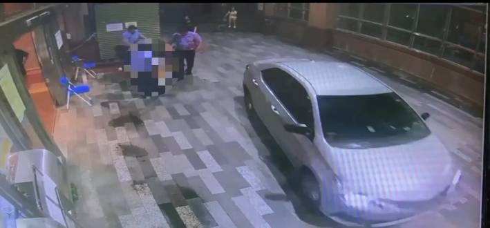 右側自小客車到義大醫院急診室門口丟包葉男後駕車離去。民眾提供
