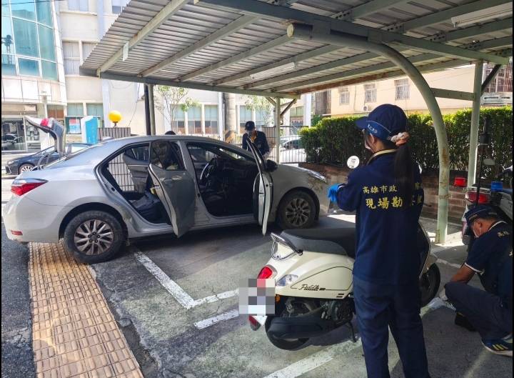 黃男殺人後駕銀色自小客車逃逸，警方採證是否有共犯等其他跡證。民眾提供