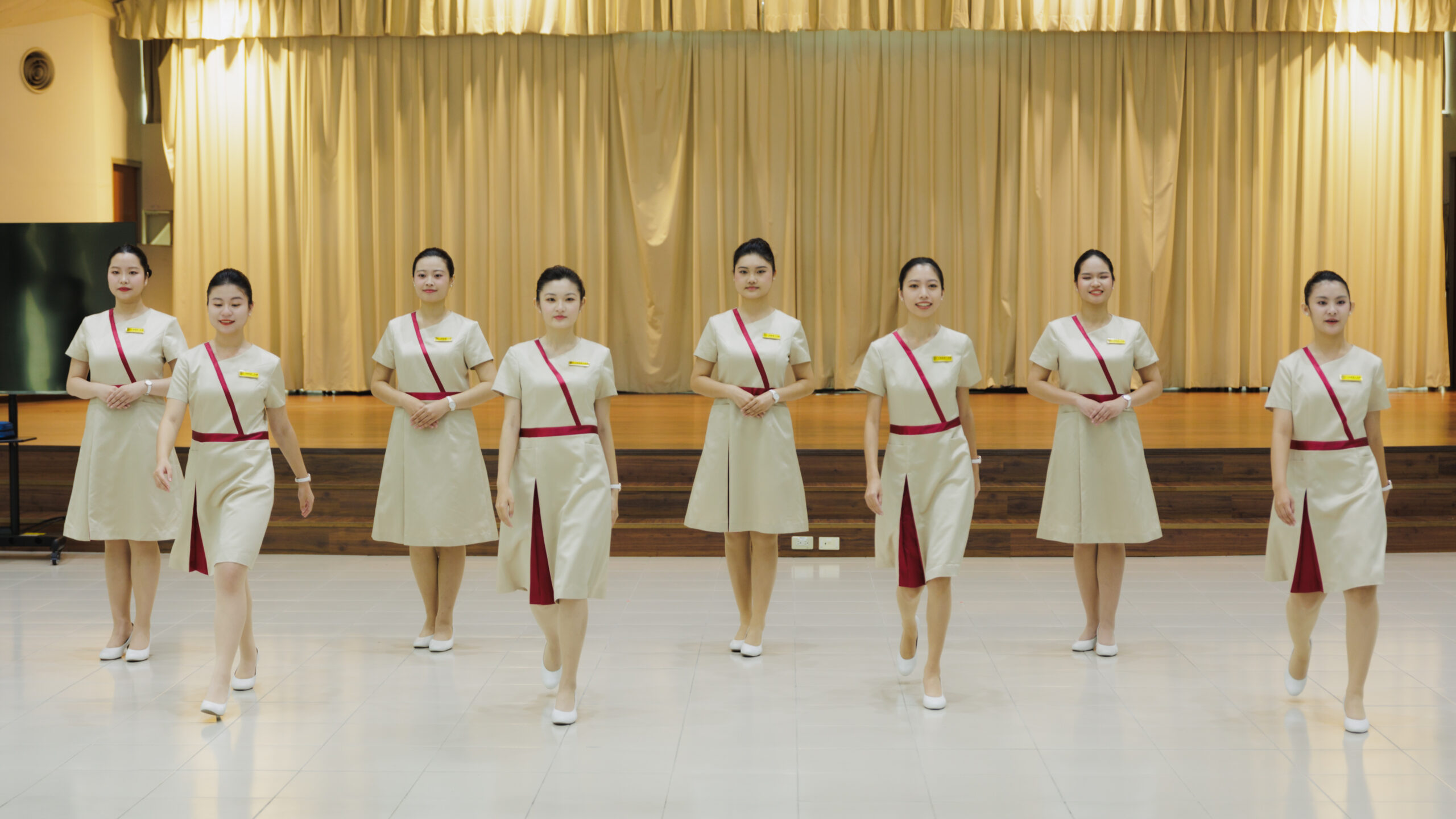 為執行國慶接待任務，文藻外大特別訂製全新的禮賓服飾，服裝整體色澤以香檳金為主。學校提供