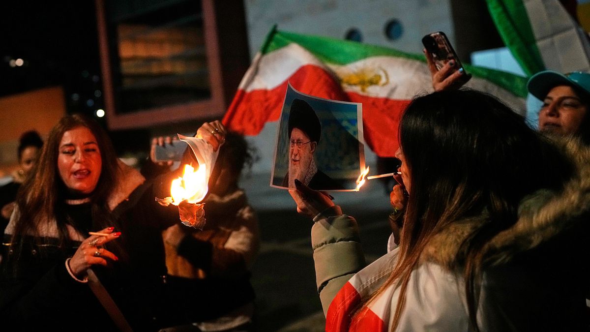 伊朗「被燒毀的一代人」在怒吼!特朗普還沒有出兵,這個宗教帝國已用「芬蘭式的黃昏」 伊朗「被燒毀的一代人」在怒吼!特朗普還沒有出兵,這個宗教帝國已用「芬蘭式的黃昏」