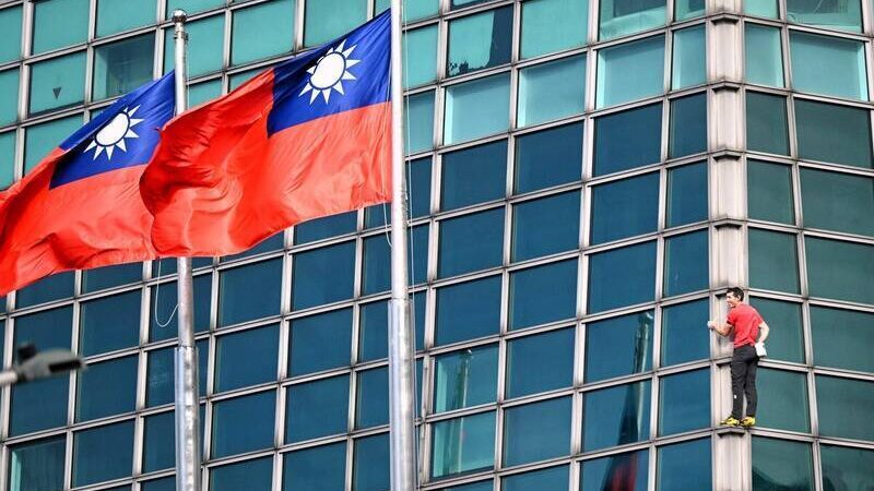 懂的人就懂！霍諾德爬101國旗狂飄工程師曝壓力大：怕網路攻擊