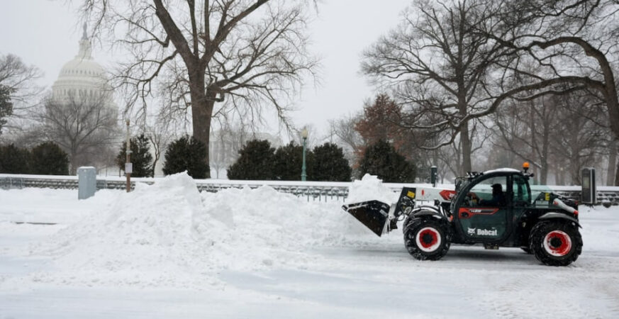 美國冬季風暴至少25死 東北部降雪量增交通中斷