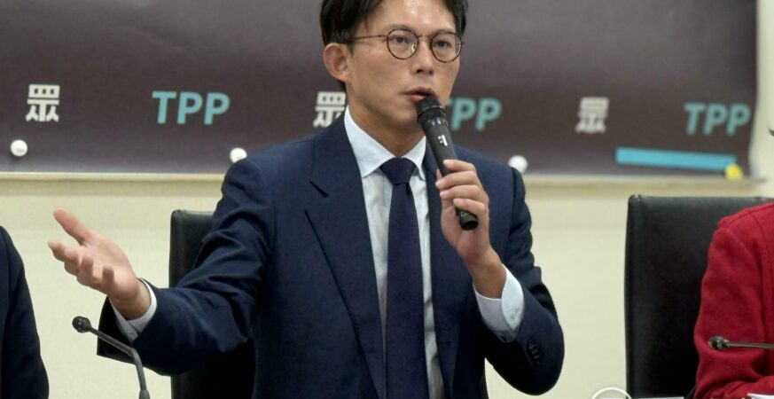 黃國昌自提軍購條例翁達瑞比對政院版：超過7成雷同「就是抄襲」須向全民道歉