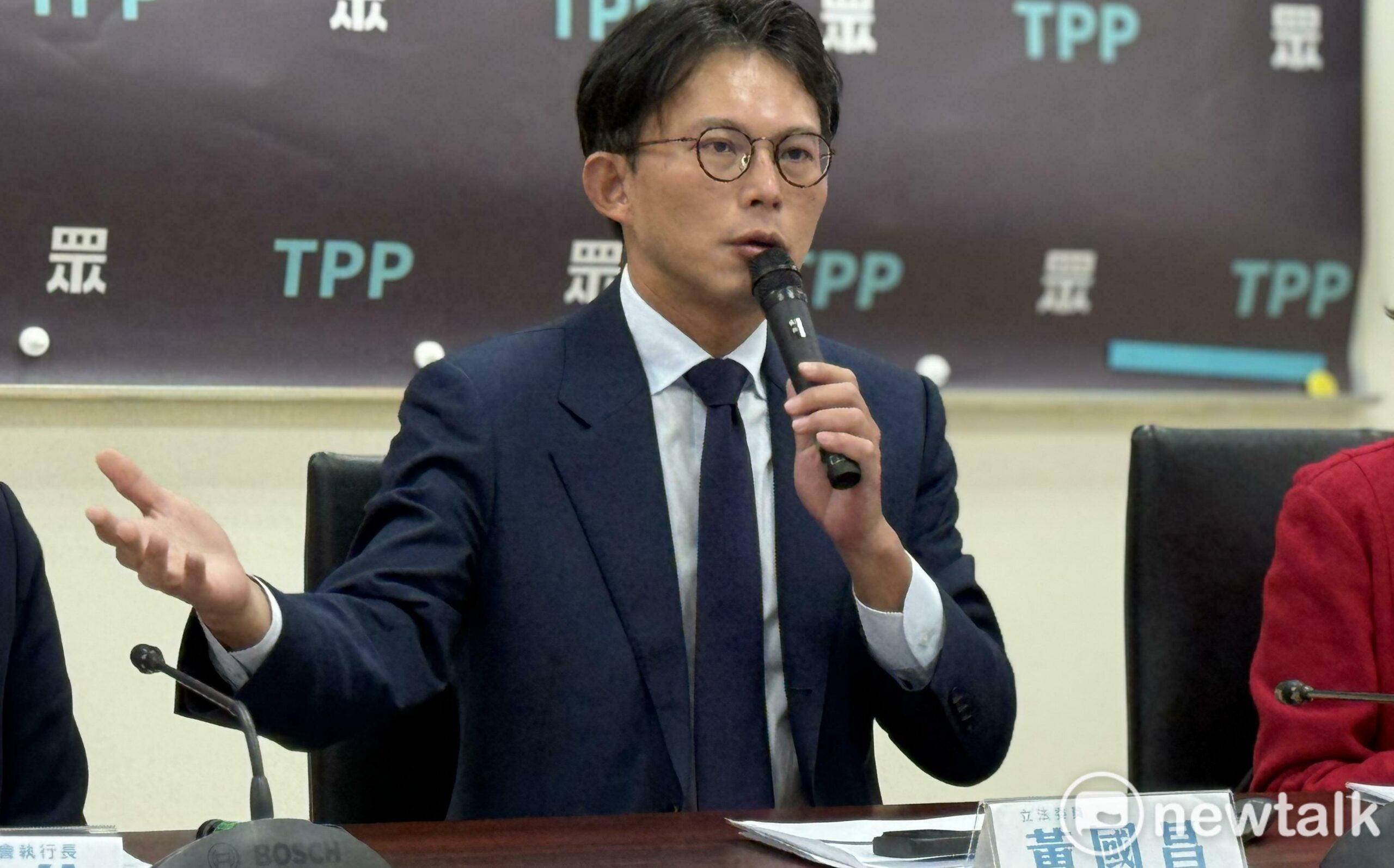 黃國昌自提軍購條例翁達瑞比對政院版:超過7成雷同「就是抄襲」須向全民道歉 黃國昌自提軍購條例翁達瑞比對政院版:超過7成雷同「就是抄襲」須向全民道歉