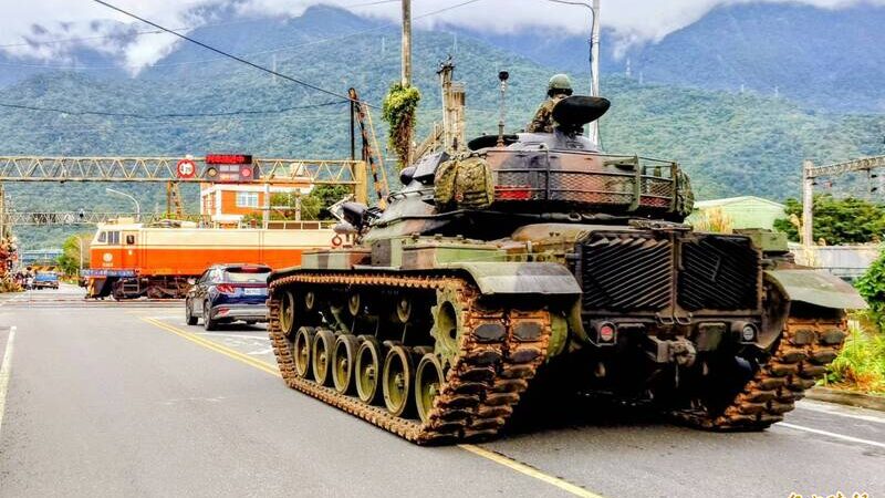 霸氣戰車過平交道也要停看聽戰斗車輛平時同守交通規則