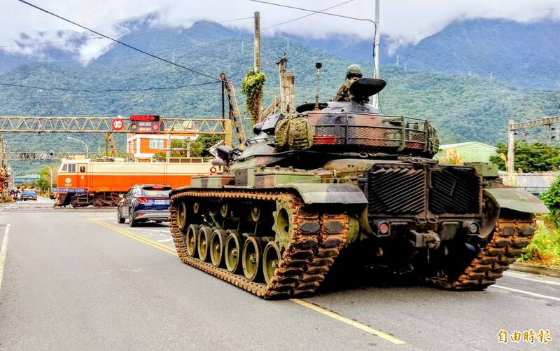 霸氣戰車過平交道也要停看聽戰斗車輛平時同守交通規則
