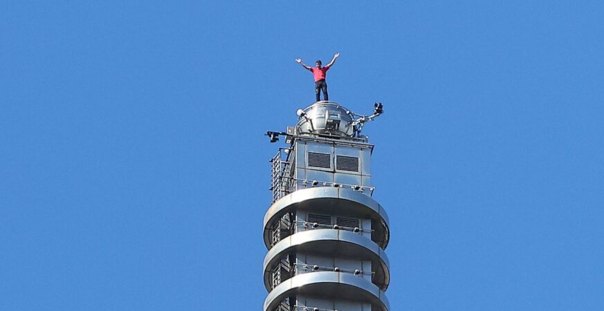 耗費1個半小時！霍諾德成功徒登頂台北101零防護攀爬最高建築紀錄