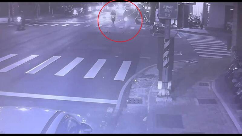 機車紅燈右轉被叮叮一聲「我有打方向燈」 機車紅燈右轉被叮叮一聲「我有打方向燈」