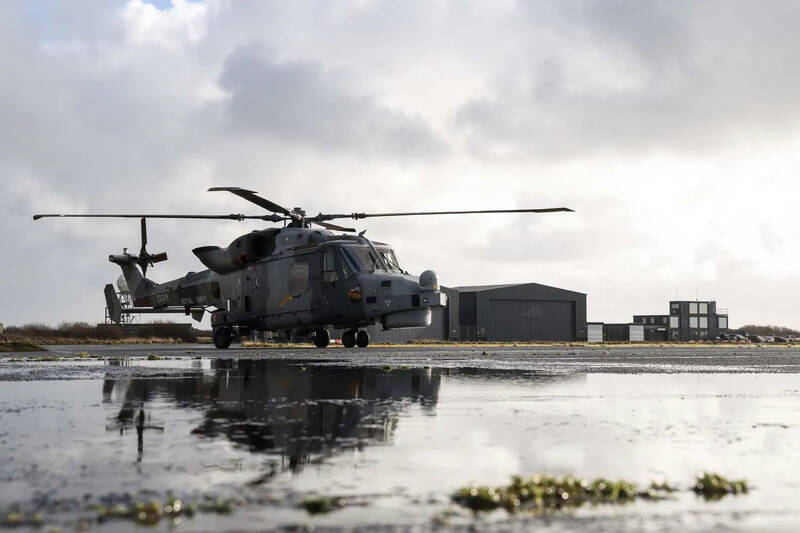 中「野貓」控制無人機超忙化身空中指揮中心鎖定目標