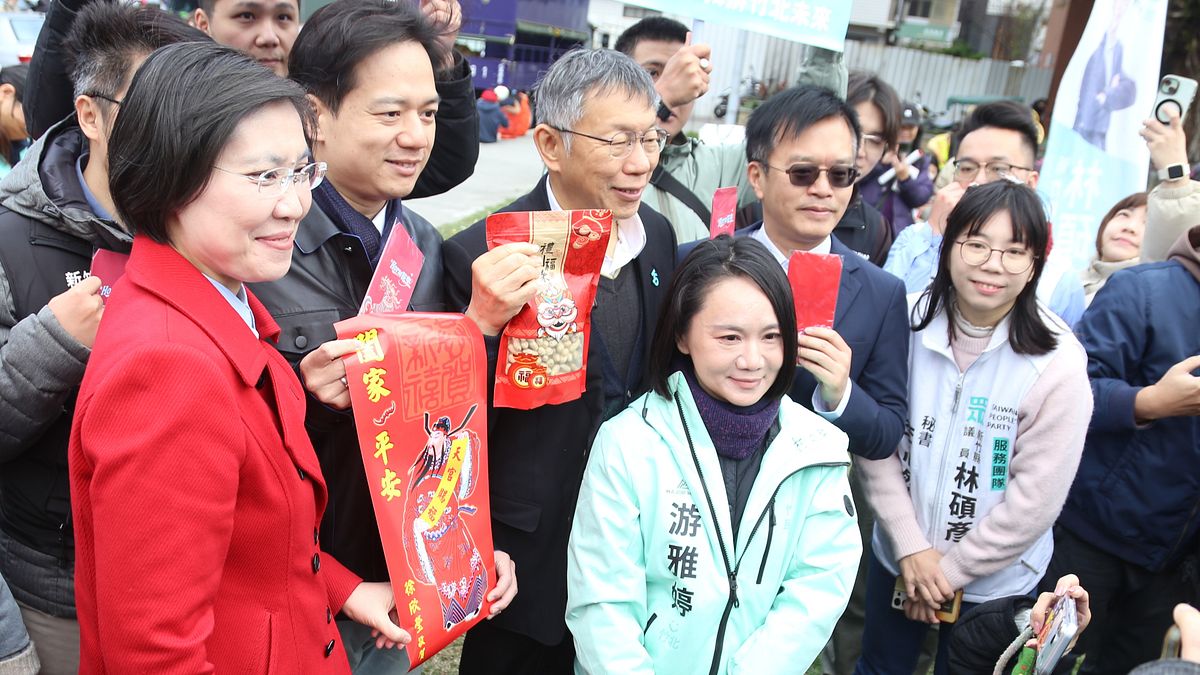 徐欣瑩竹北天后宮掃街「同框柯文哲」支持者高呼「藍白合」互相打氣祝福