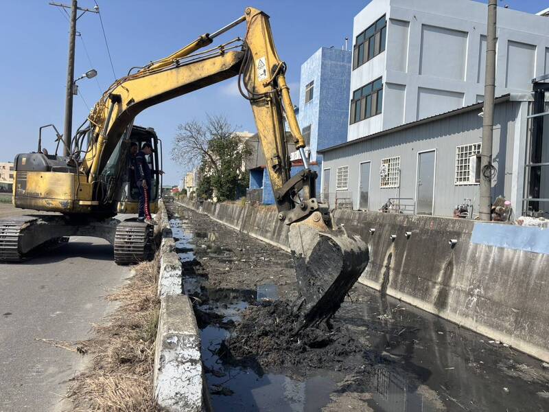 彰化港伸溪底排水清淤怪手挖起雜草「原地掩埋」