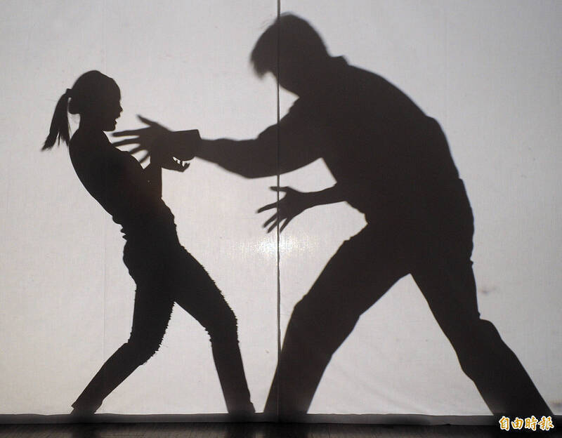 女子慘遭搓揉處罰並起訴假釋男一、二審皆勝訴判無罪