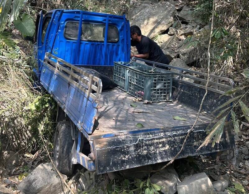 婦人駕駛墜落20公尺深山谷！嘉縣警消民眾合力救援脫困