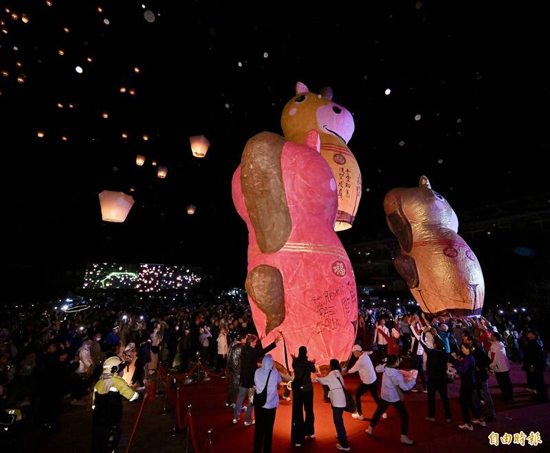 新北平溪天燈節萬頭鑽動3巨型「福馬天燈」點亮山城夜空 新北平溪天燈節萬頭鑽動3巨型「福馬天燈」點亮山城夜空