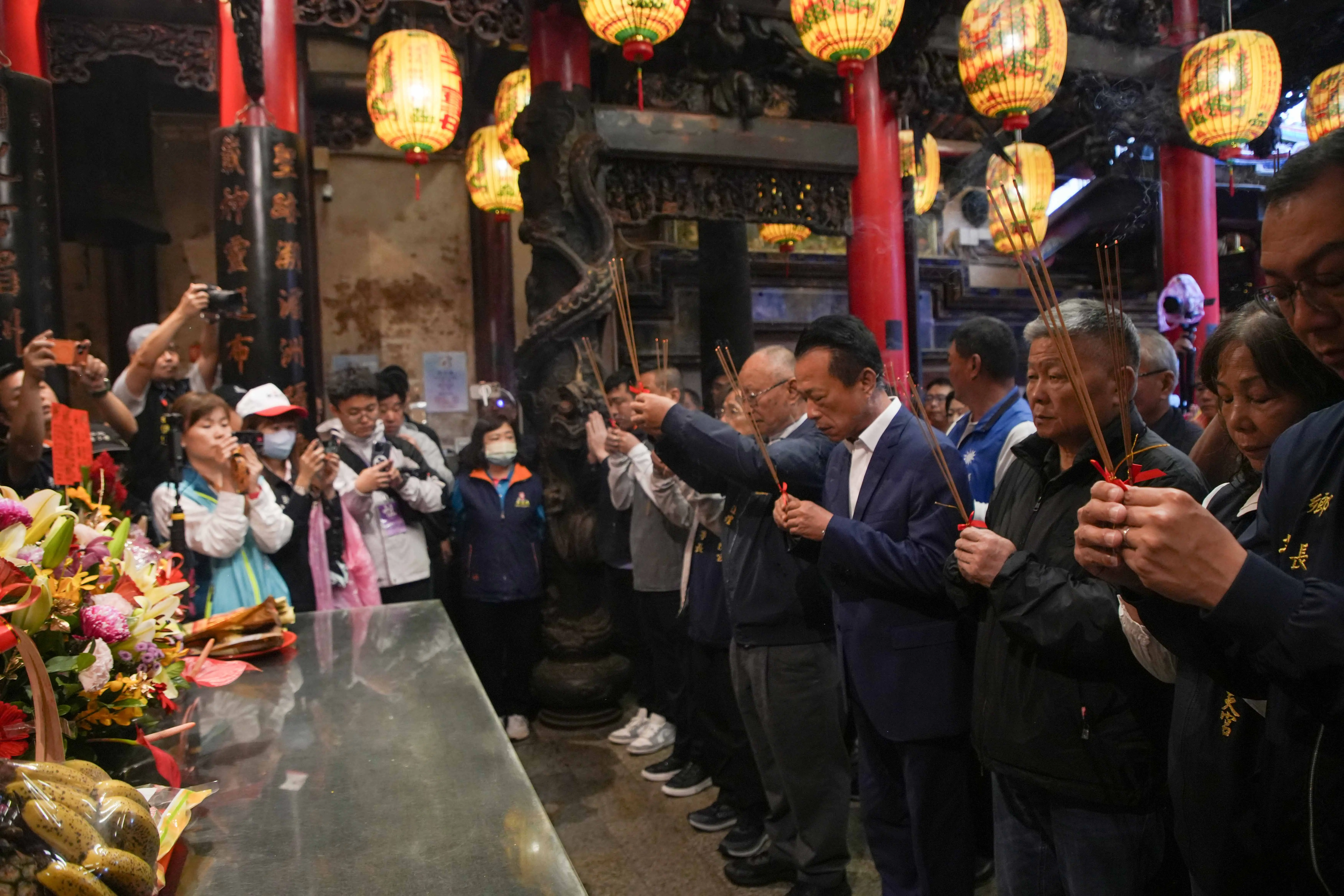 翁章梁赴新港奉天宮、六興宮參與遶境起駕大典　祈求台灣燈會順利平安