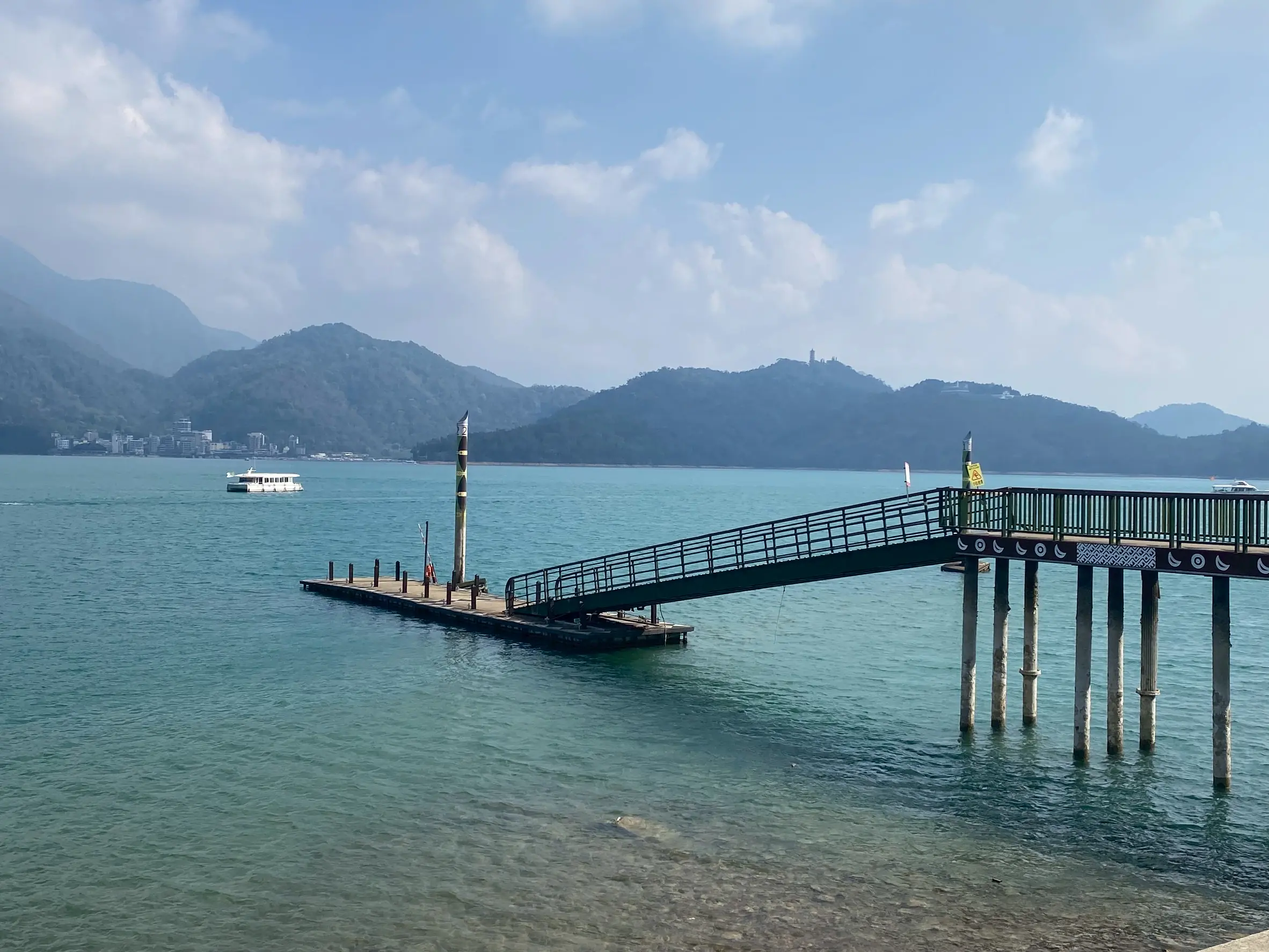 日月潭水位持續下降　日管處啟動朝霧碼頭浮排拖離作業　水位如跌破-740-公尺-不排除封閉碼頭暫停營運