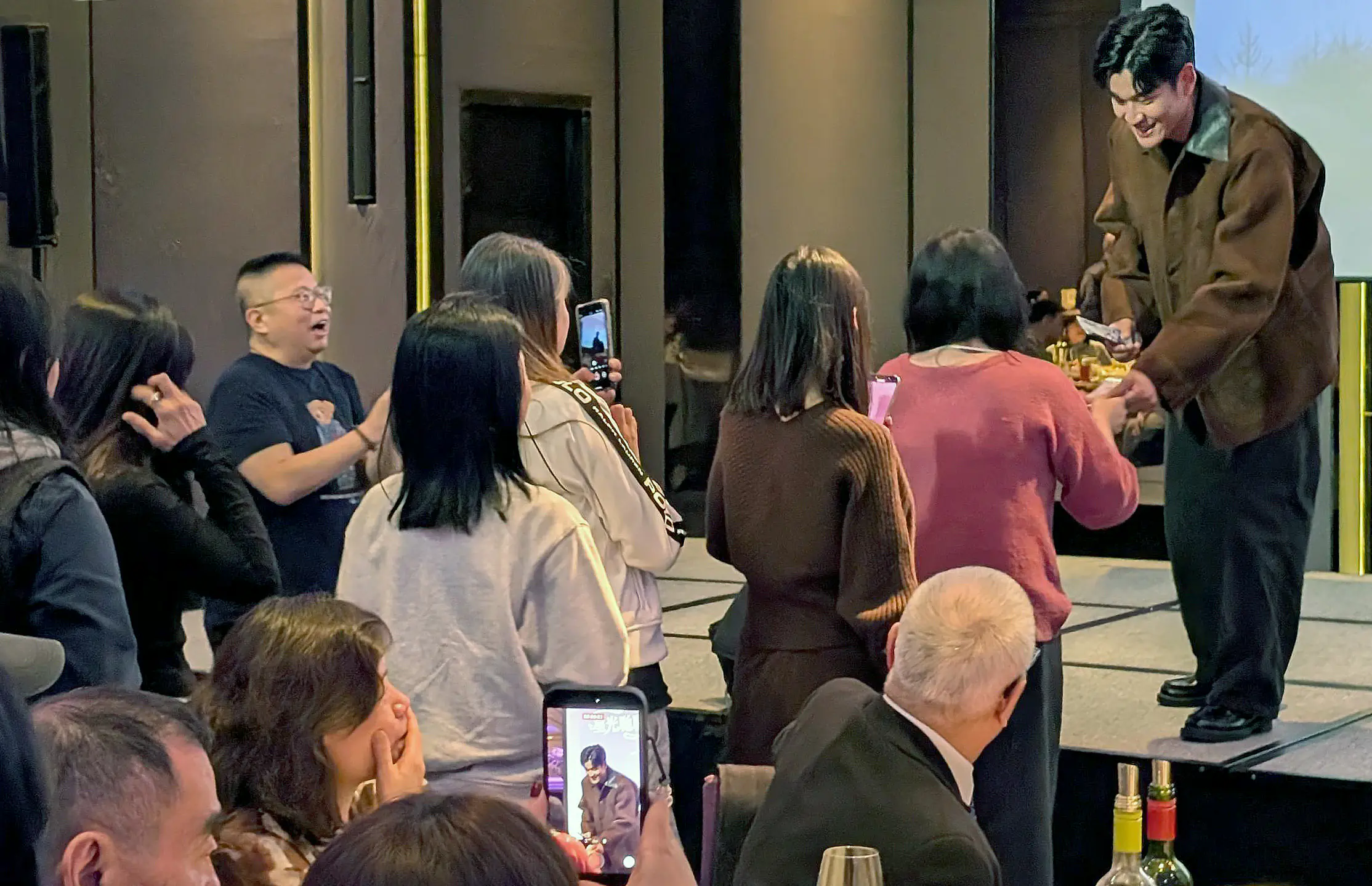 周興哲紅包雪片狂撒-猜拳拼獎金全場暴動-星空飛騰春酒嗨翻台北