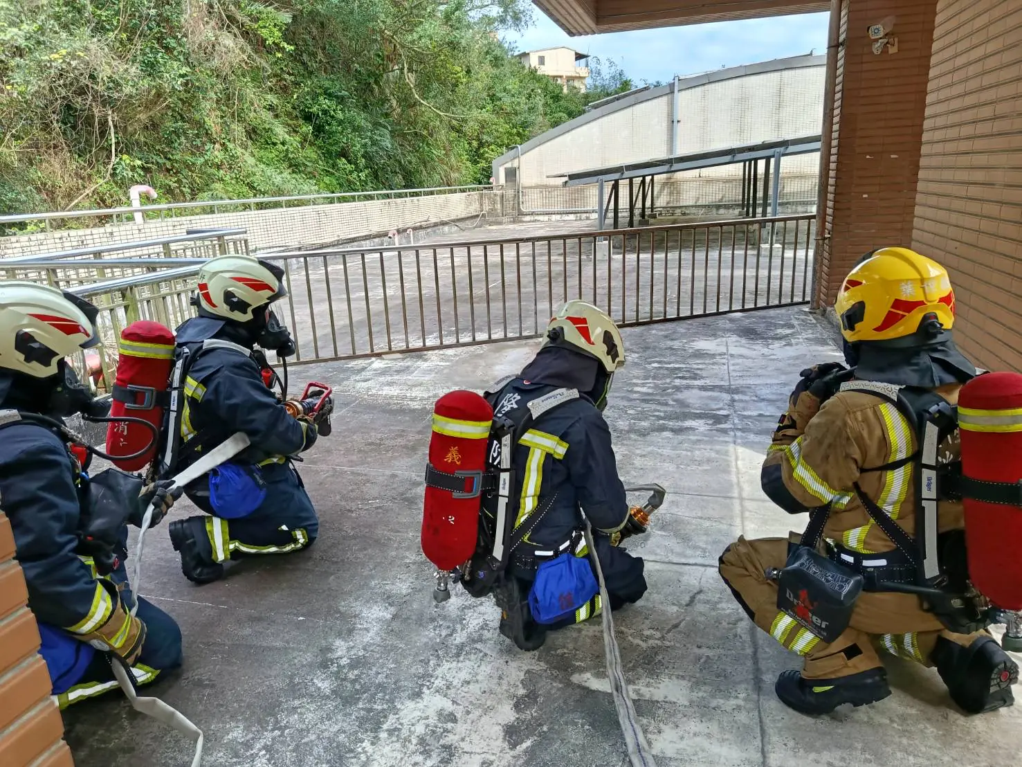 校園太陽能板火災實兵演練　基隆消防強化rit快速救援與mayday自救機制