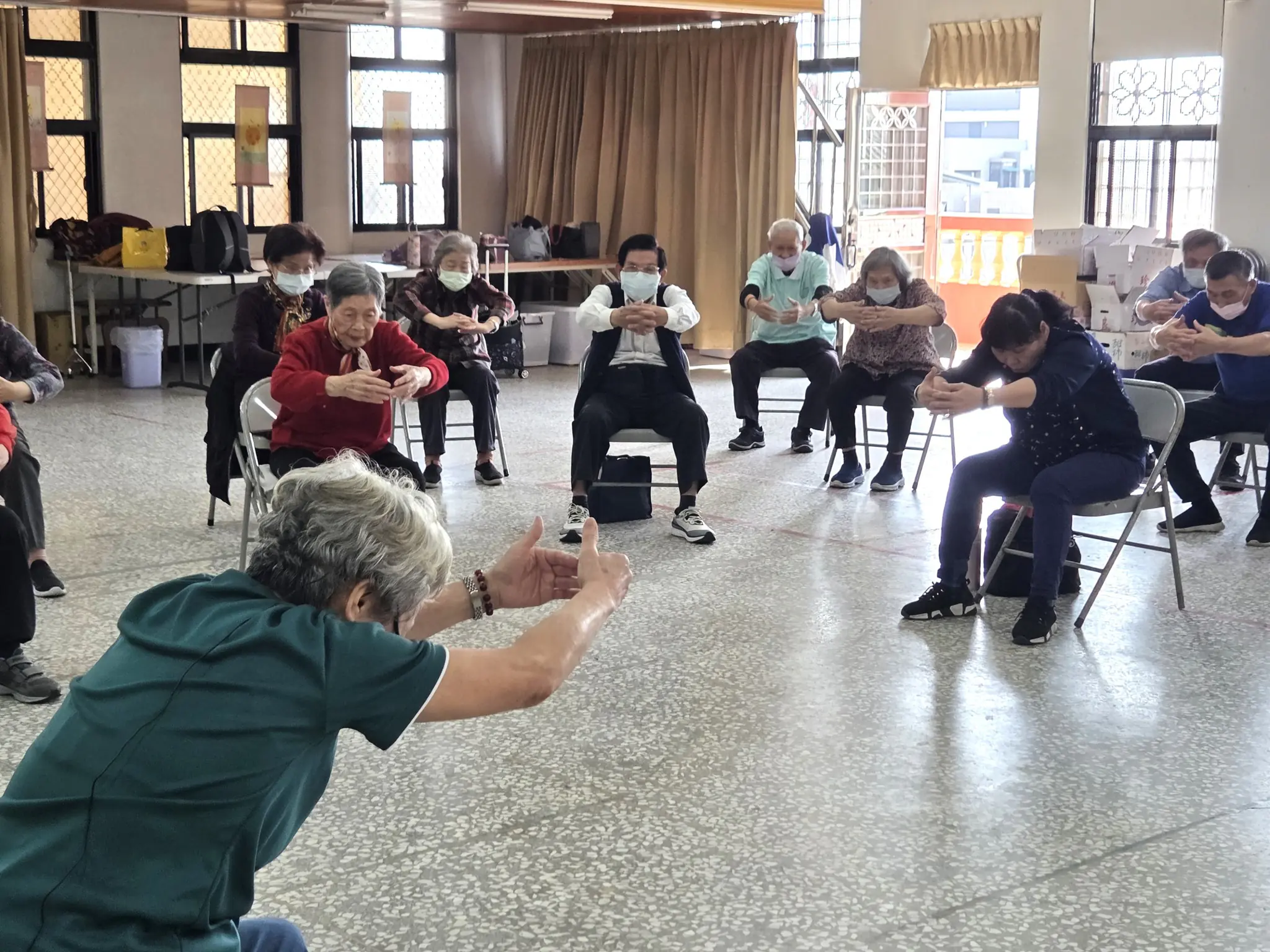 蘭陽仁愛之家c據點　長者隨著旋律動手、踏步、搖肩　笑聲和音樂一起跳躍