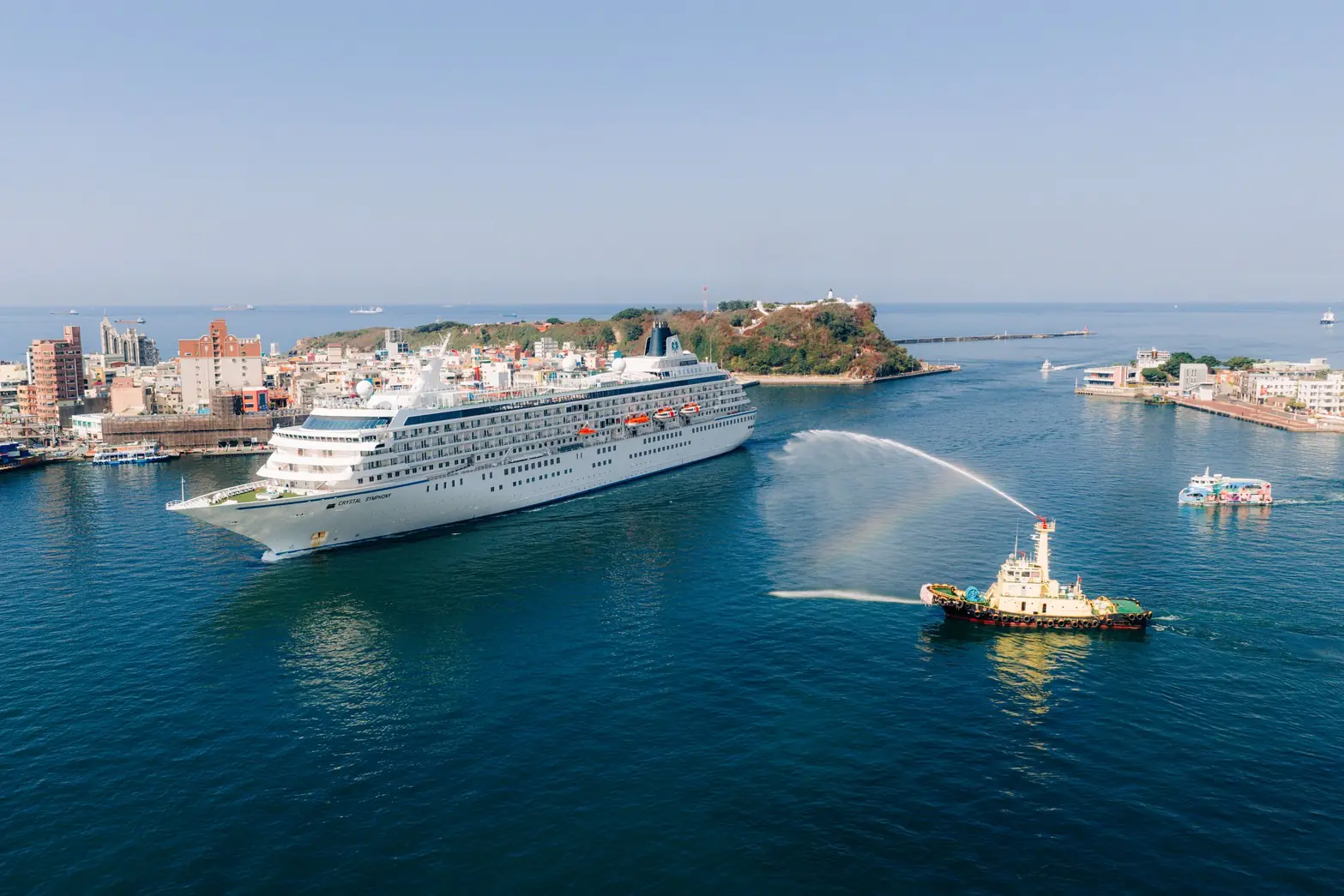 高雄港再迎國際郵輪新面孔　水晶郵輪「水晶合韻號」　首航高雄港