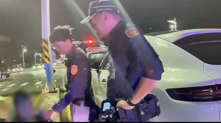 無照男酒後開車停路中昏睡　警強勢執法逮人