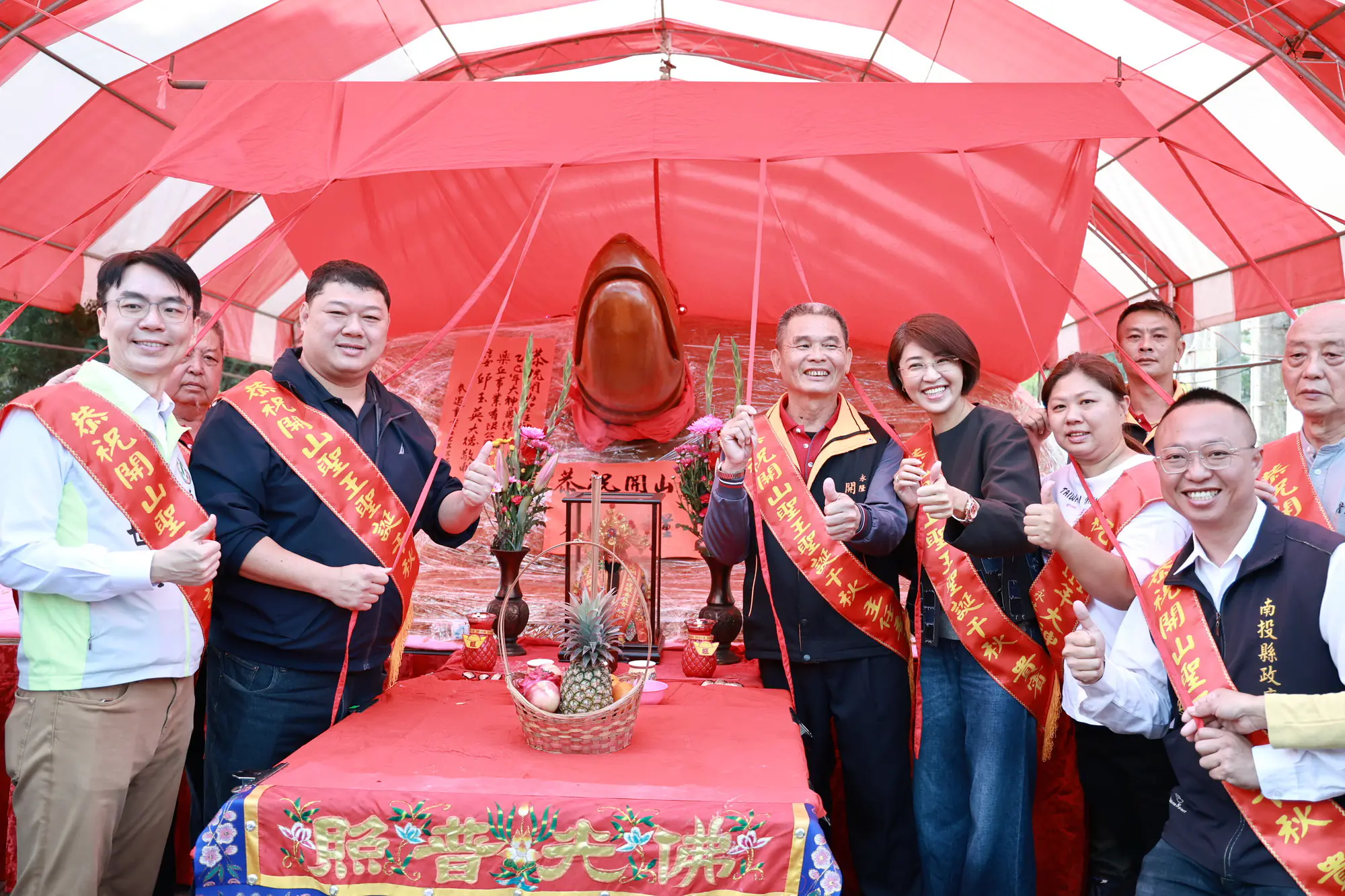 鹿谷開山廟28,888斤大神龜 -許縣長到場團拜揭紅綵