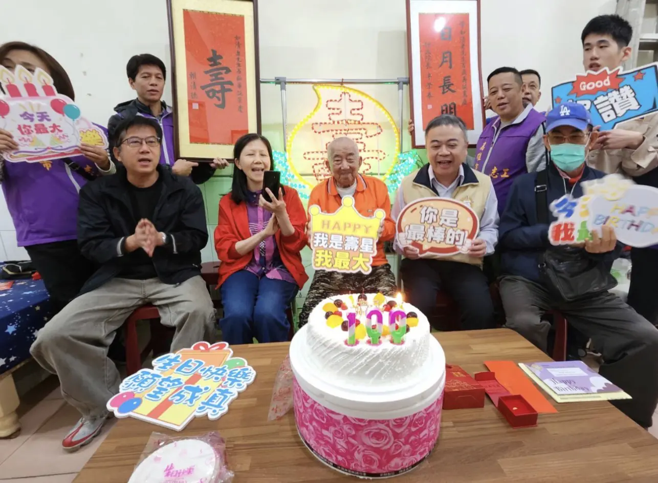 高雄市榮服處　為百歲榮民管爺爺慶生
