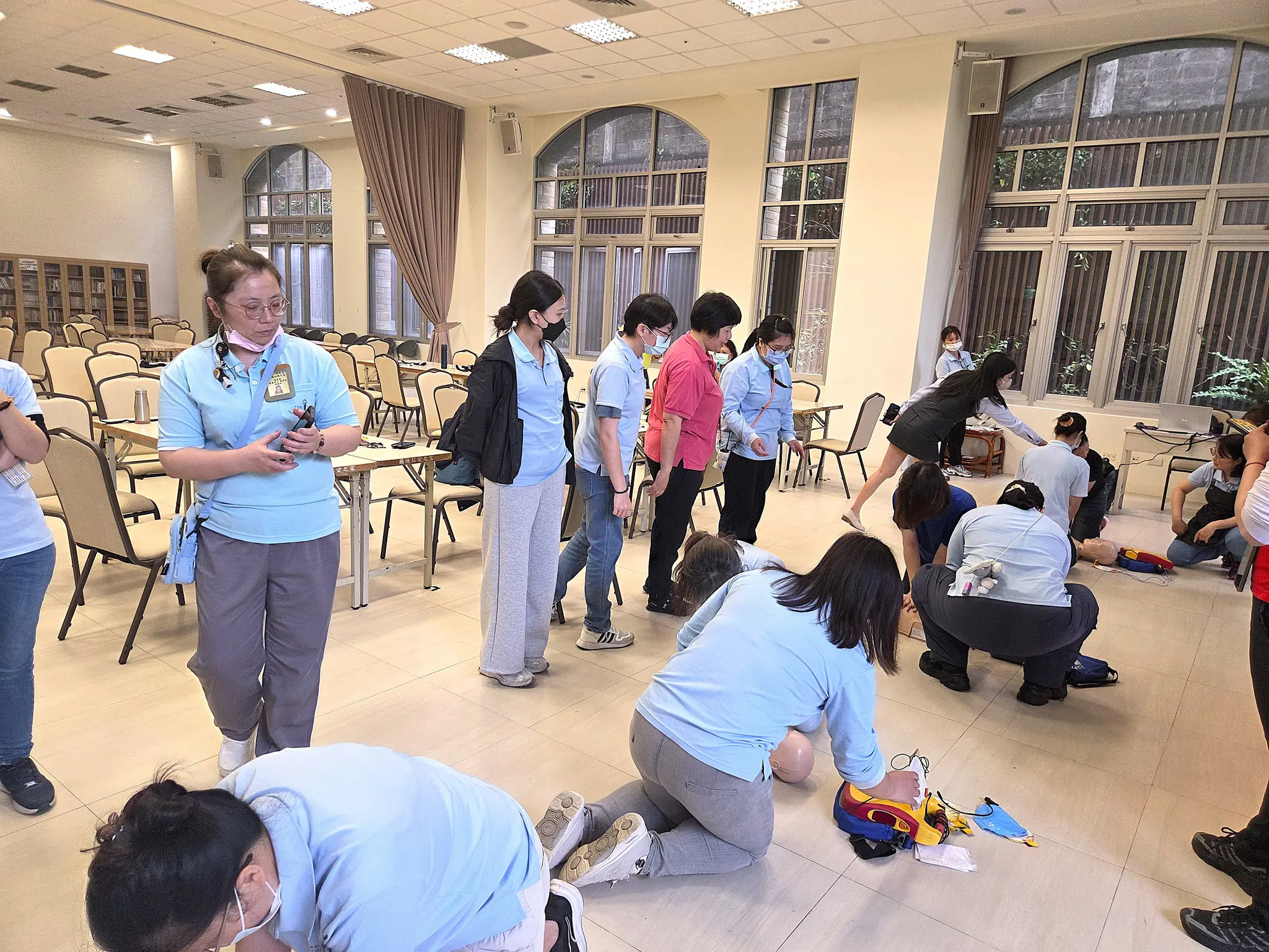 cpr+aed訓練與考試日　蘭陽仁愛之家同仁認真上課實際操作　為長者安全多一份準備