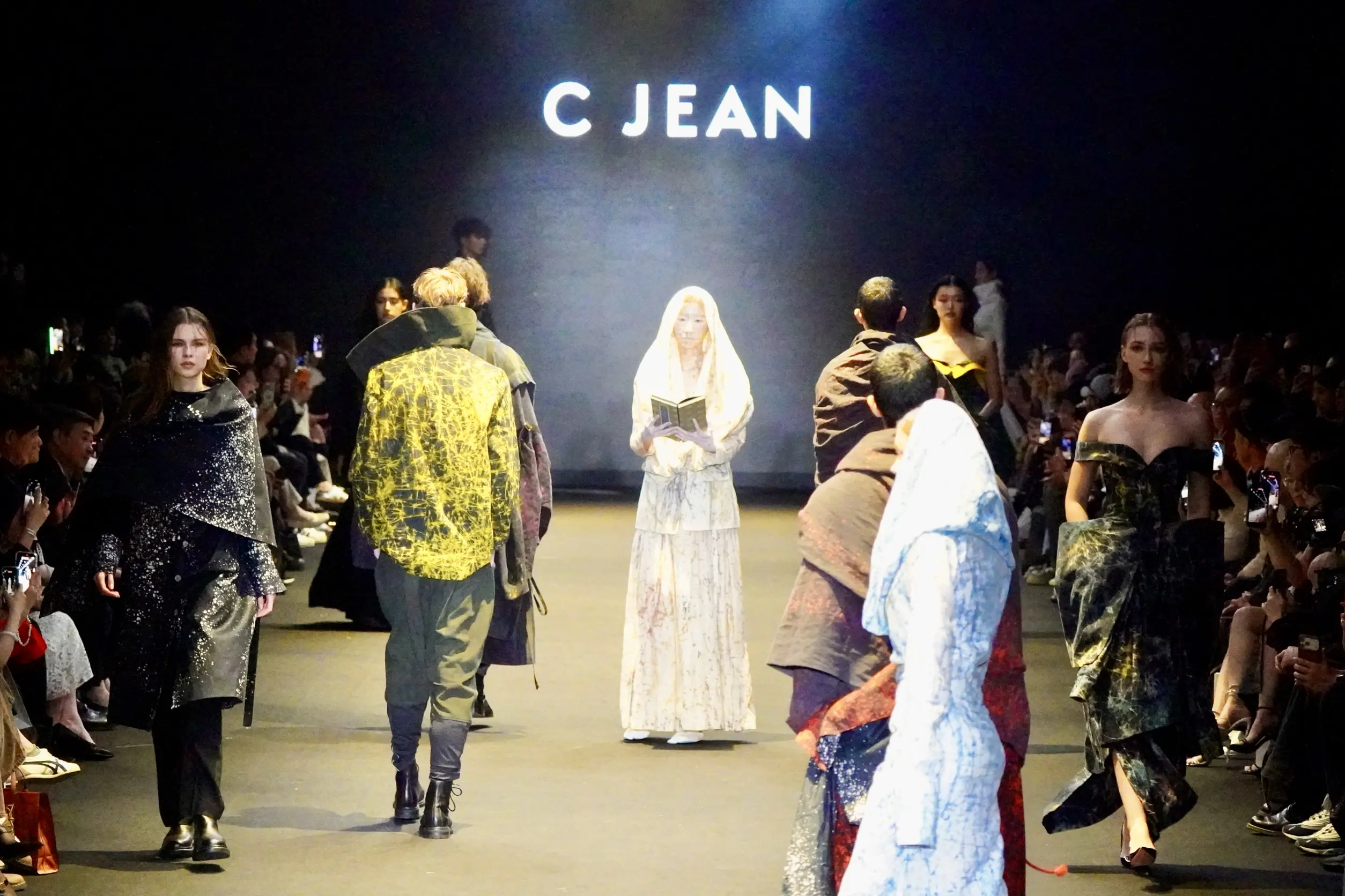 「佛系時尚」：佛教人文與當代時尚的靈魂交織-c-jean-簡君嫄以「生活禪」啟幕-文化部主辦26aw-臺北時裝週-邀請楠西萬佛寺方丈-法藏大和尚出任哲學藝術導師，演繹「sa-ta-na-ma」生命序曲